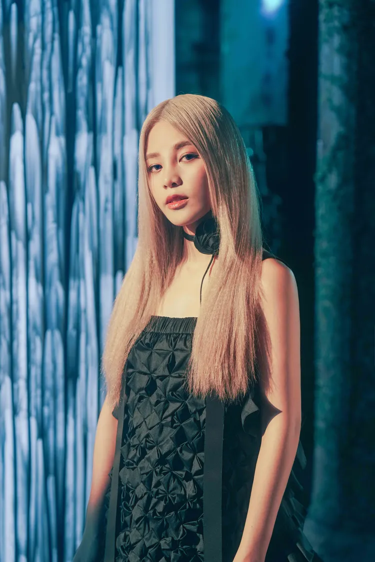 李佳歡染了一頭金髮。華納音樂提供