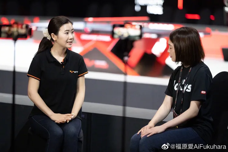 福原愛（左）去年1月就任世界桌球大聯盟WTT日本區總經理，接受訪問。翻攝福原愛微博