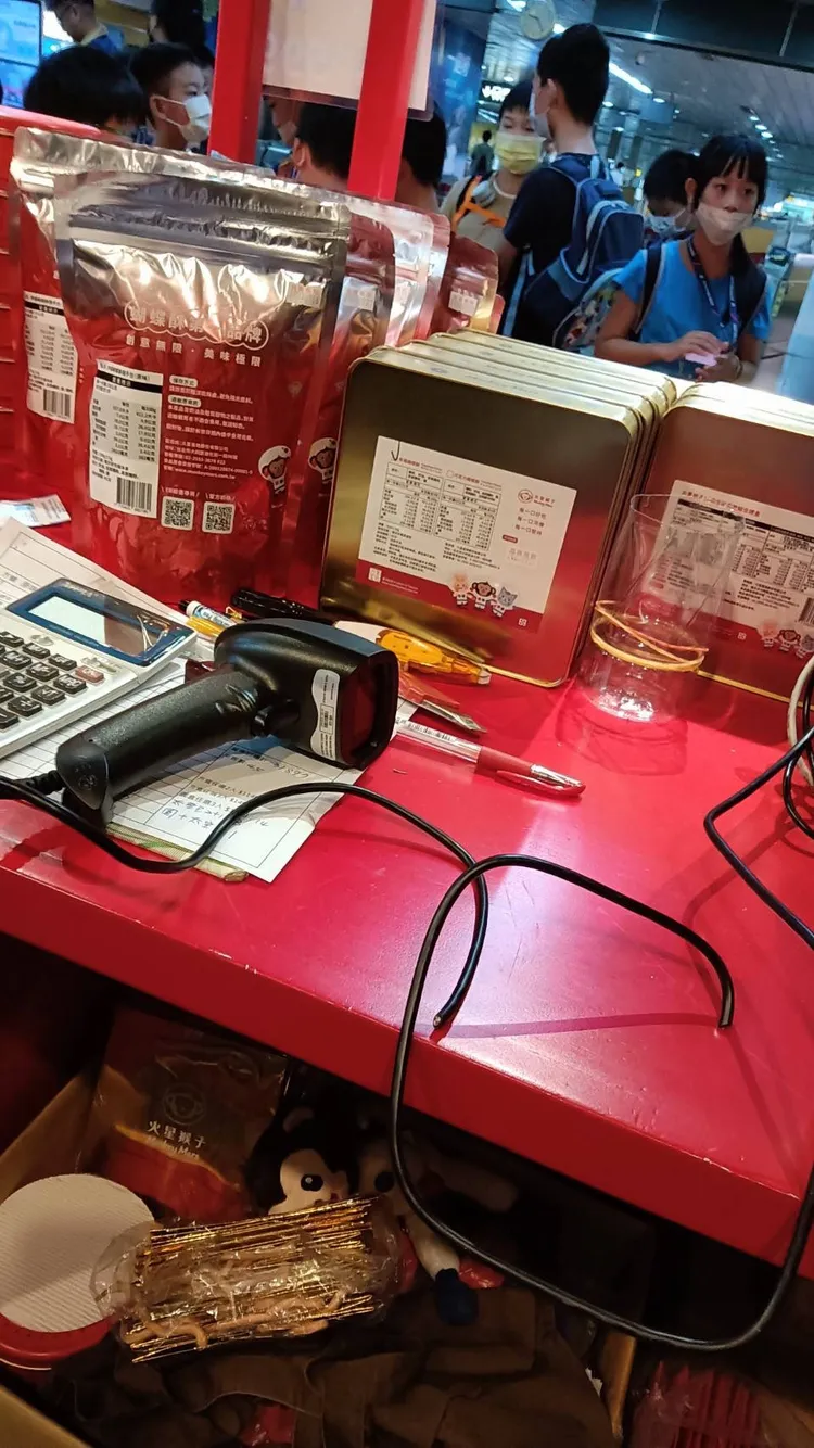 店家收銀機的線路遭剪斷，內部現金不翼而飛，桌面一片狼藉。翻攝畫面