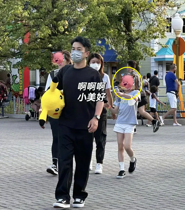 劉愷威（前）上個月在加拿大被網友目擊帶女兒（黃圈處）出遊。翻攝Real皮皮王微博