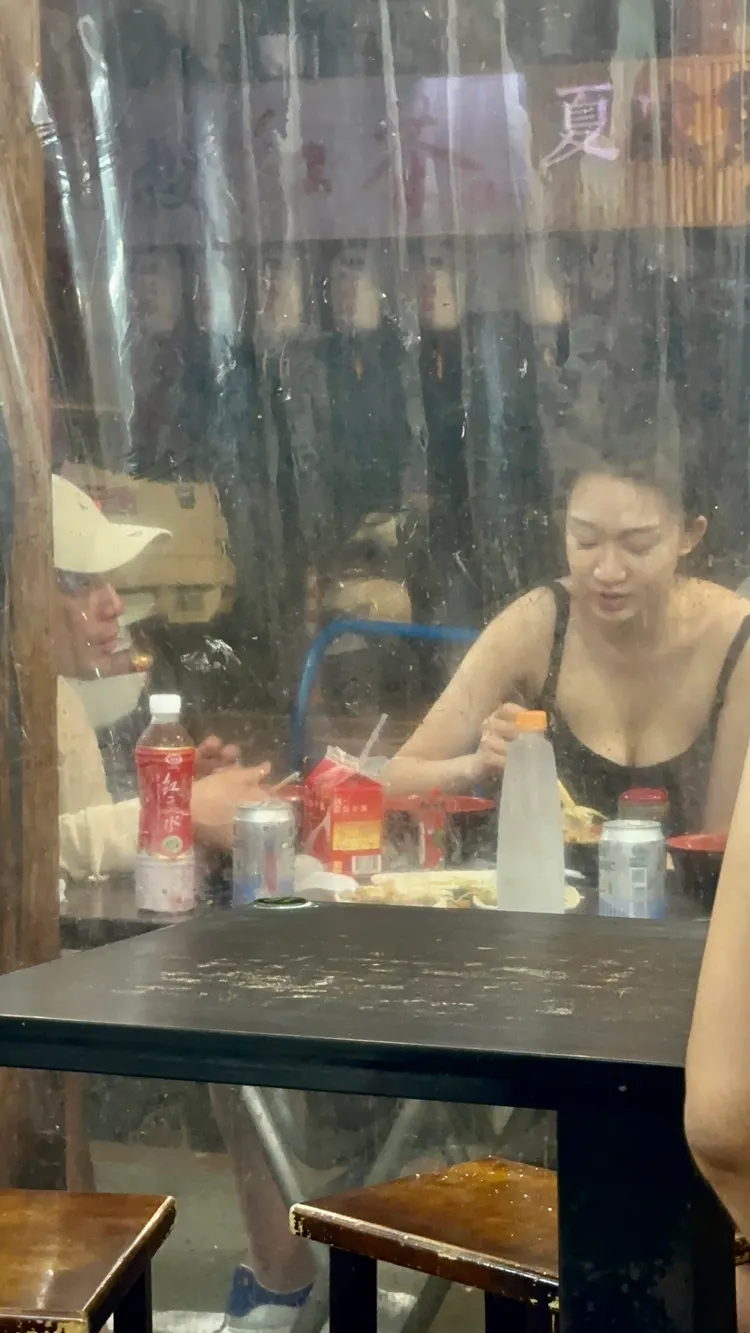 汪小菲享用美食，右眼大片瘀青格外醒目。林丞偉攝