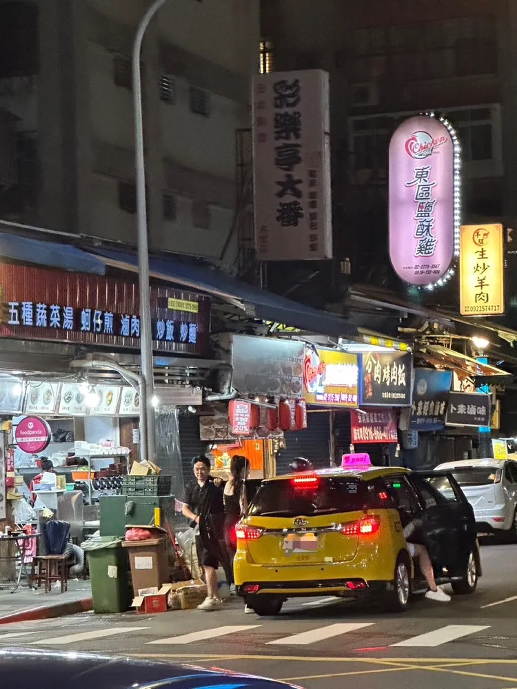 汪小菲與低胸爆乳妹一同坐上計程車後座。林丞偉攝