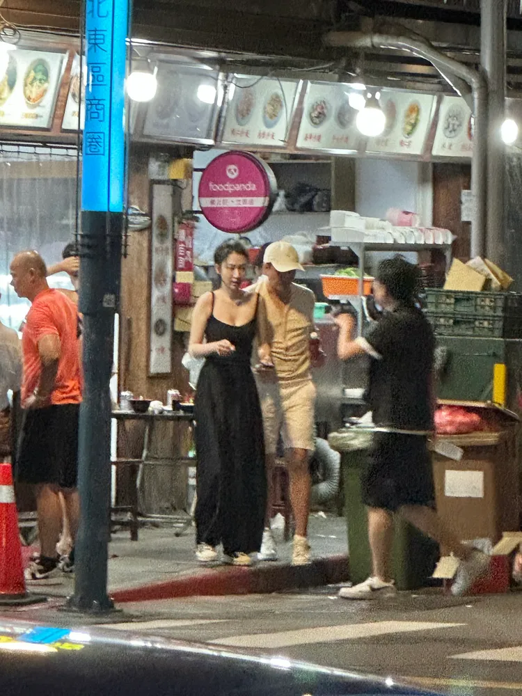 汪小菲吃完後，跟低胸爆乳妹走向計程車。林丞偉攝
