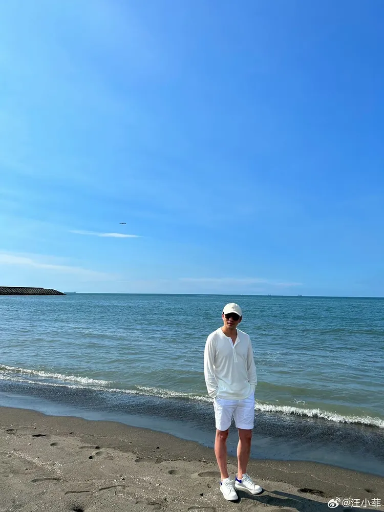 汪小菲近日才在分享跟凌晨被拍到一模一樣的造型照片。翻攝汪小菲微博