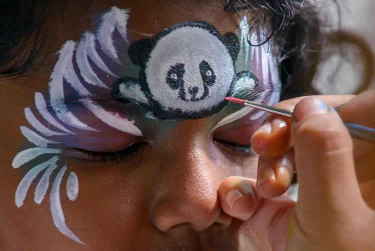 生日趴現場有彩繪活動。新華社