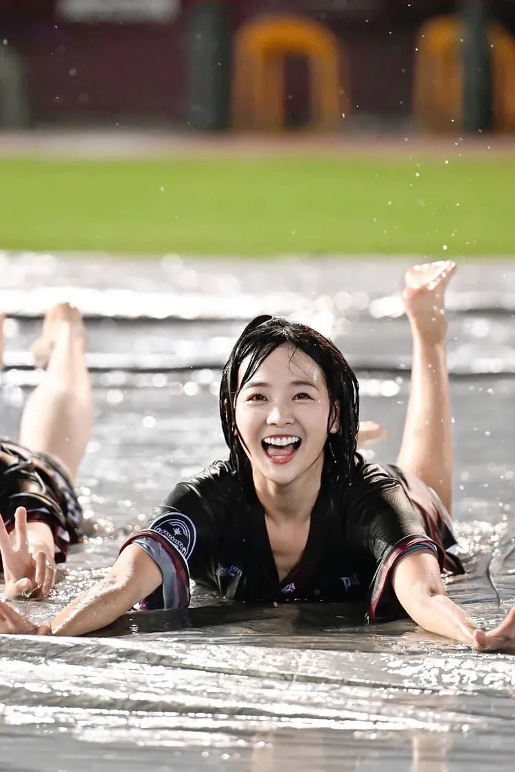 籃籃在大帆布上滑水。取自籃籃臉書