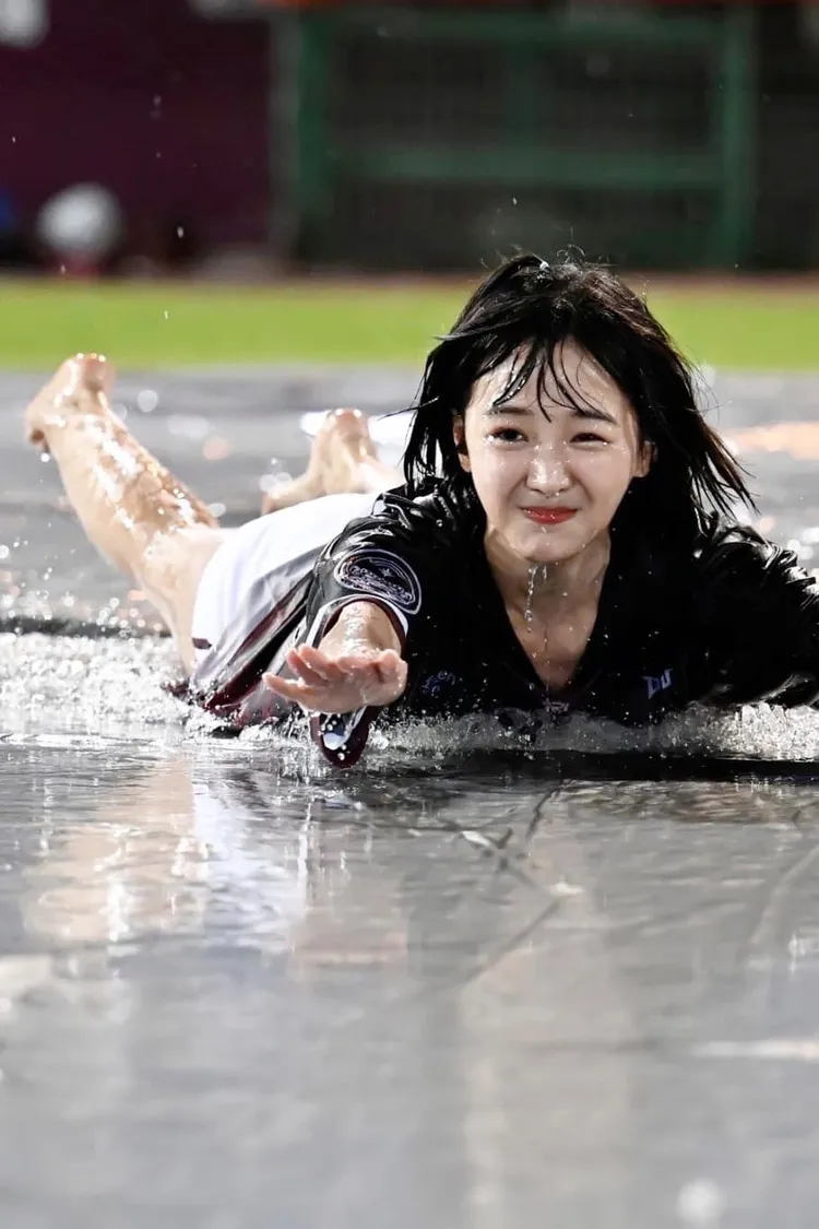 籃籃在大帆布上滑水。取自籃籃臉書