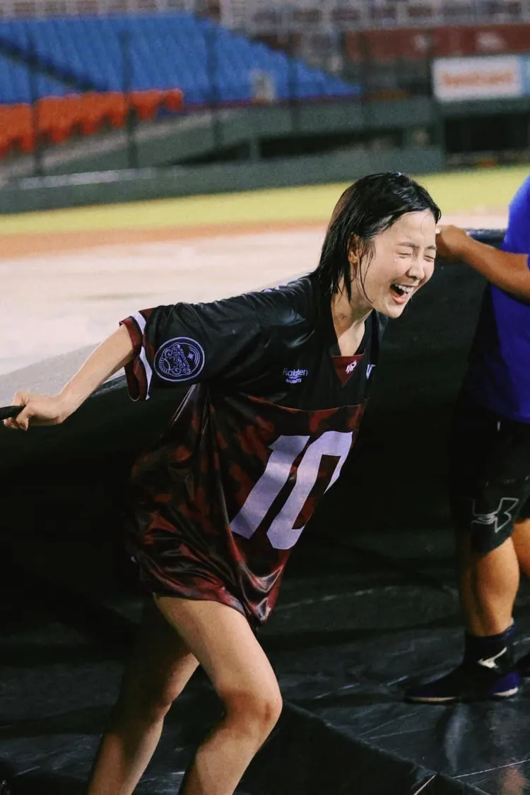 籃籃也下場協助收大帆布。取自籃籃臉書