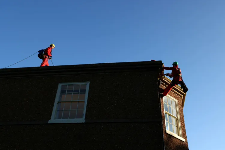 「綠色和平組織」成員蓋黑布前先測量尺寸。路透社