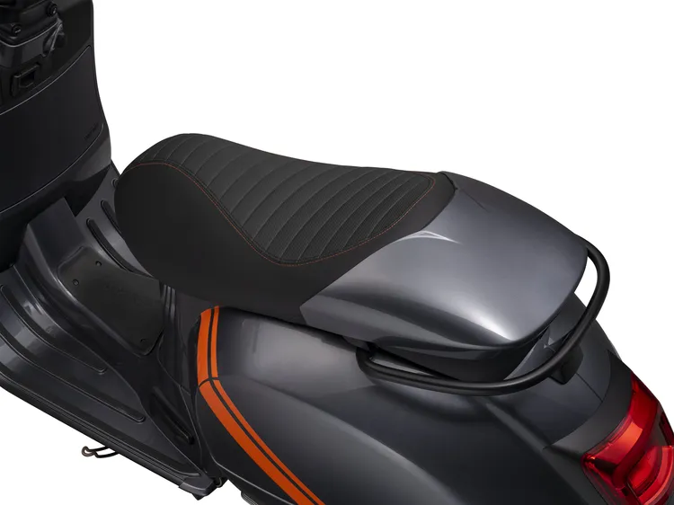 賽車風格座墊配以橘色的椅墊縫線為特徵，可選配加裝原廠GTV座墊可拆卸後飾蓋。原廠照片