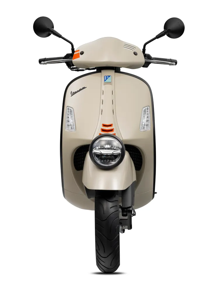 車身前側的領結飾蓋以獨特的三道直線氣孔設計，輔以橘色點綴於V型喇叭飾蓋。原廠照片