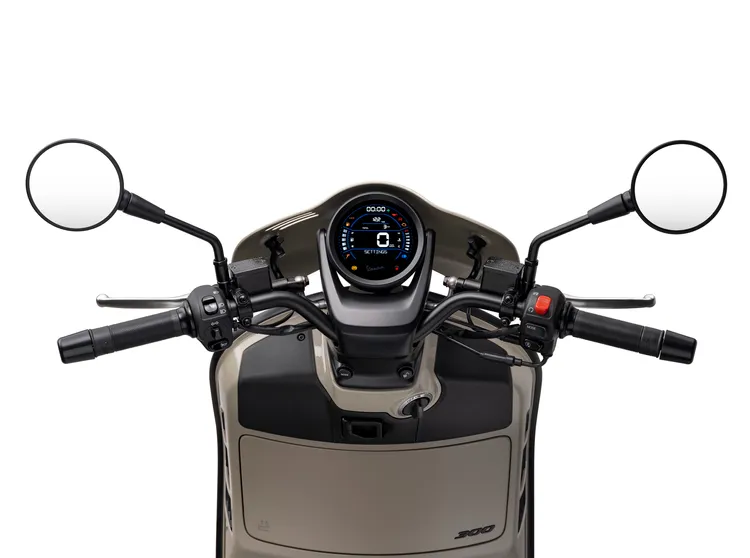 新版數位化液晶儀表，以圓形造型搭配黑底彩色LCD面板，清楚顯示出豐富騎乘資訊。原廠照片