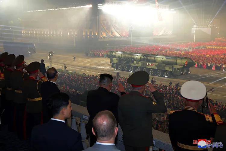 金正恩與俄國國防部長蕭依古等貴賓一起閱兵。美聯社