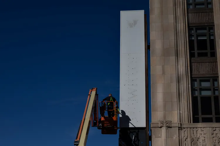 工作人員更換推特招牌。路透社