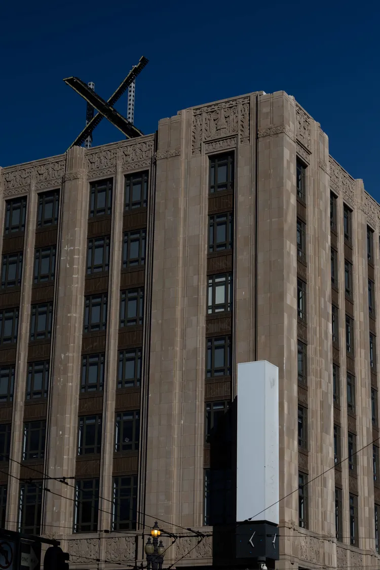 推特原本招牌（右下）將換成頂樓的「X」。路透社