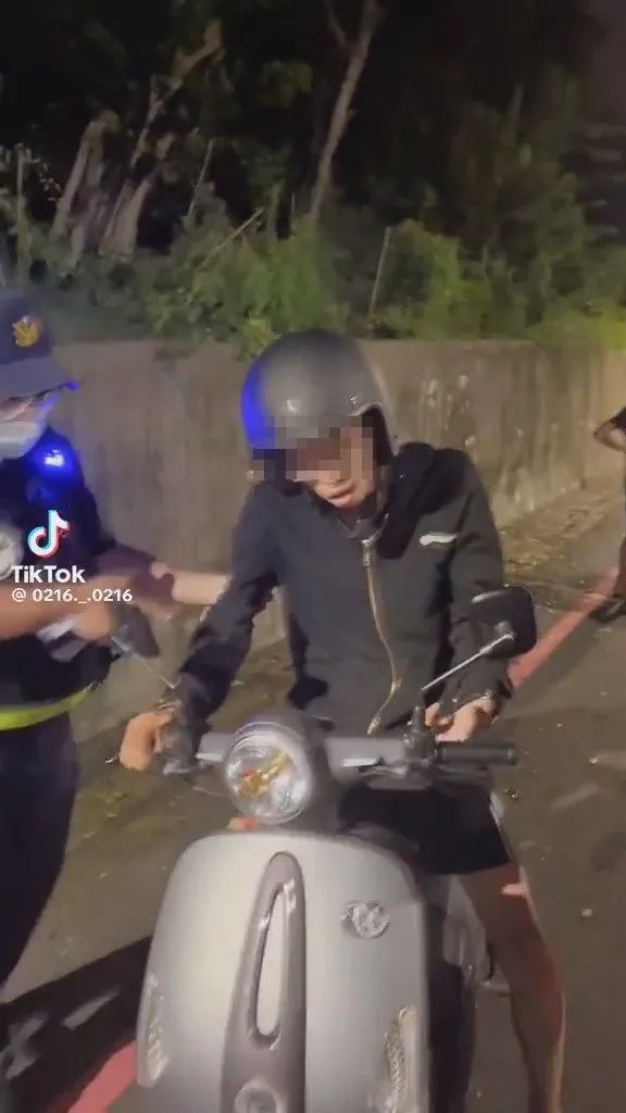 騎士似對警方執法頗不以為然。翻攝自臉書「爆廢1公社」