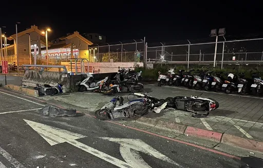 18歲男開車遊淡水恍神一撞！　12輛機車全倒3人受傷