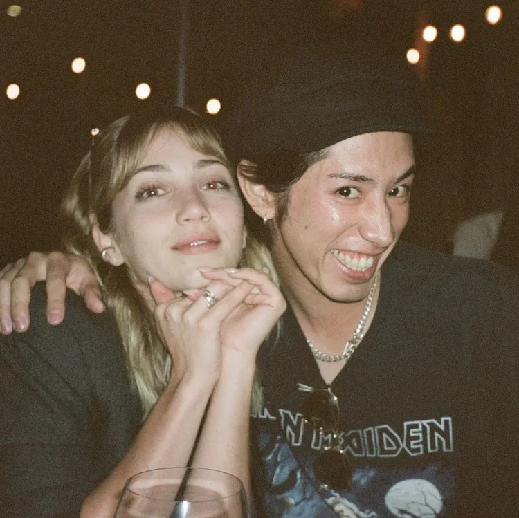 Taka（右）和艾蜜莉原本就是多年好友。翻攝推特