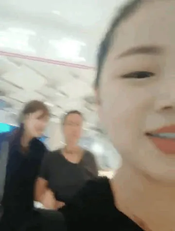 那英機場踹人動圖在網上流傳。