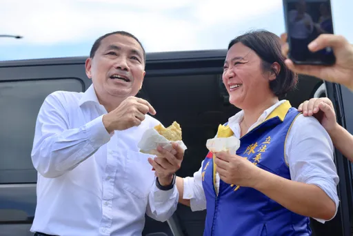 餓肚跑行程!「金門名物」拉近侯友宜、陳玉珍距離 他讚:暖胃又暖心