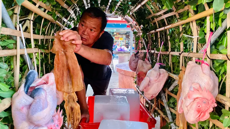 七股保有「雞山」習俗，掛滿生肉招待冤魂。王志弘攝