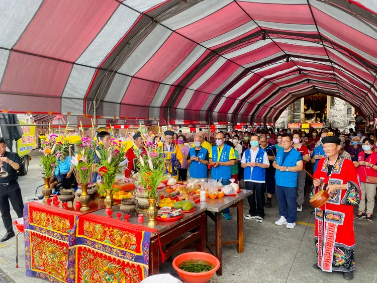 濟安宮中元節當天下午進行普度。王志弘攝