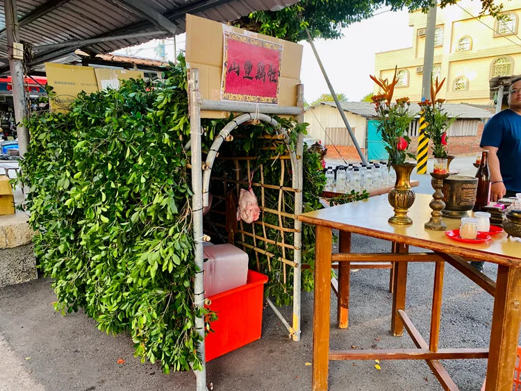 「雞山」外披榕樹葉，內掛生肉，相當神秘。王志弘攝