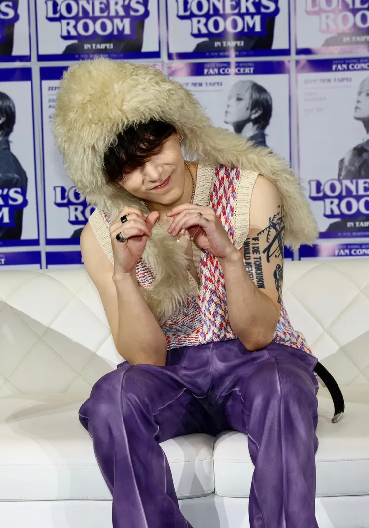 龍俊亨比完臉頰愛心後，害羞笑了。彭欣偉攝