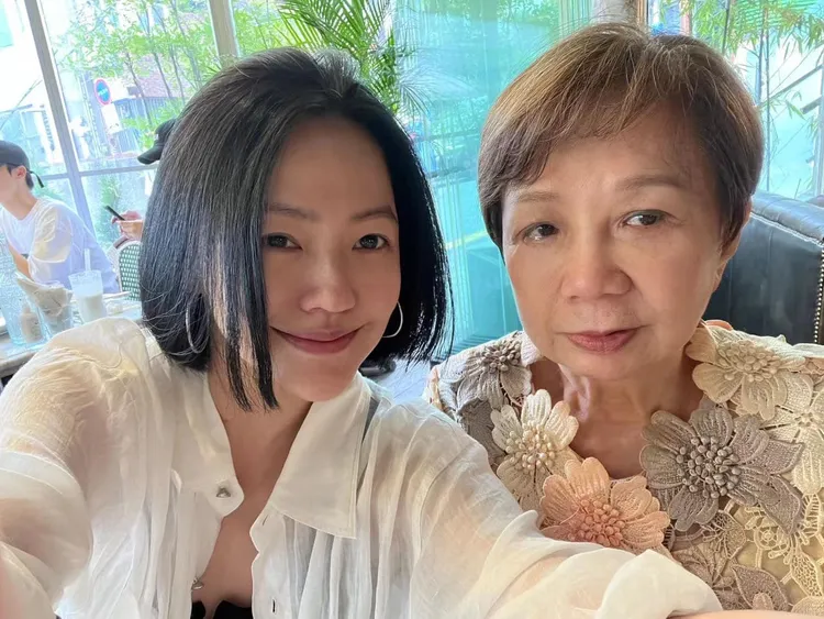 小Ｓ（左）也帶婆婆一起旅行。翻攝自小Ｓ臉書