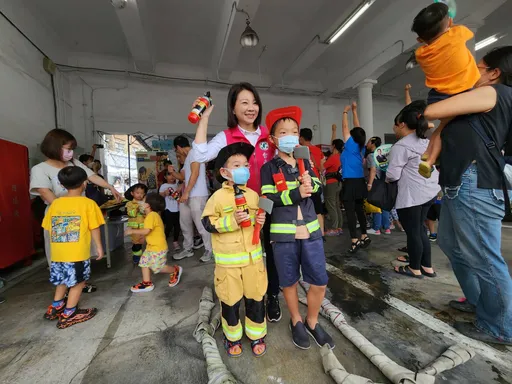 大手拉小手!台南亲子幸福享受惬意午后 变身救火小英雄闯关挺公益