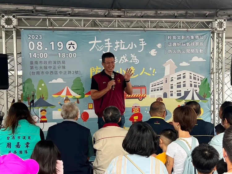 第七大隊大隊長石家源化身為小朋友的大朋友。消防局提供