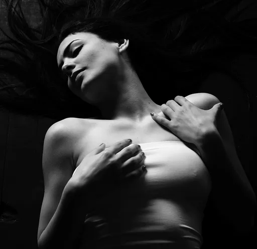 人妻穿爆乳裝取餐　被猛拍UU辣腿2分鐘！外送員一句話她嚇到報案