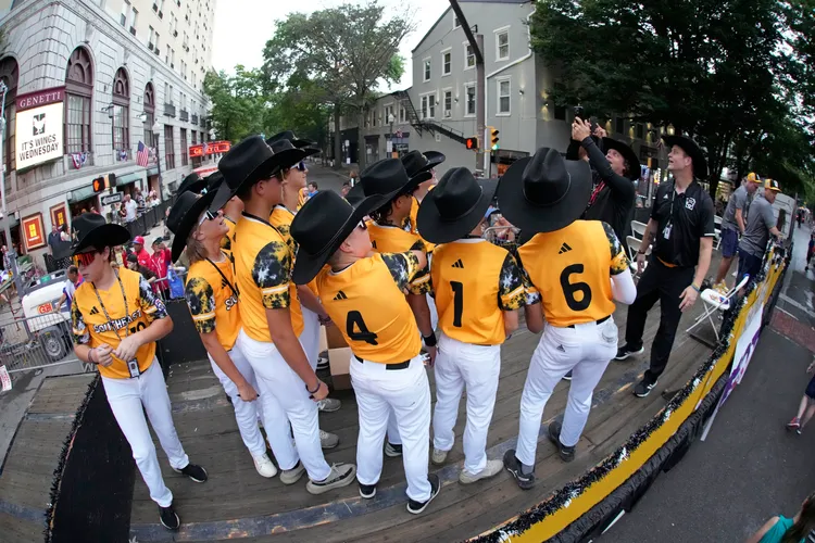 代表美國東南區參賽的田納西州諾倫斯維爾，小球員擺pose照團體照。美聯社