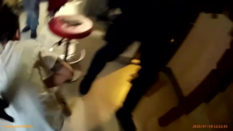 警方攻堅逮捕暴力討債集團。翻攝畫面