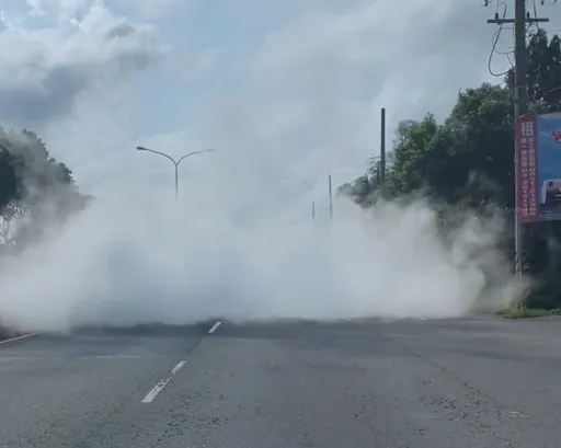 槽車外洩不明氣體淹沒道路　後車嚇到吃手手！研判是這化學物