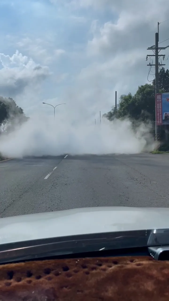 後方車輛拍下前方槽車氣體外洩的情況。翻攝記者爆料網
