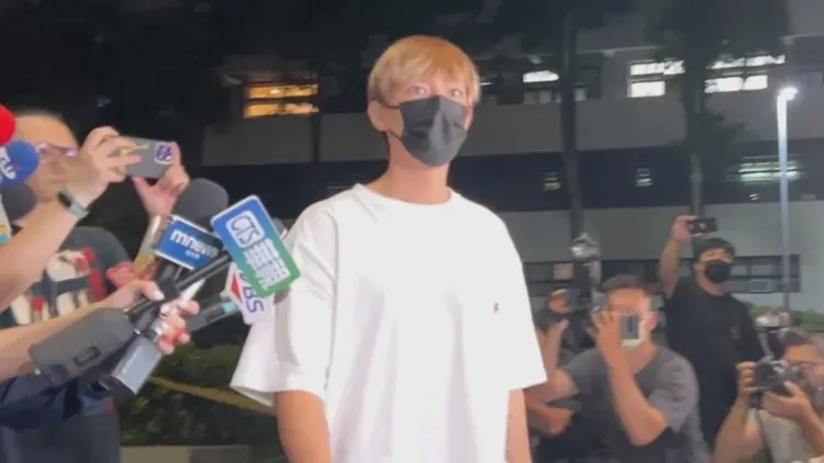 炎亞綸先前遭檢警搜索約談也穿白衣應訊。資料照片