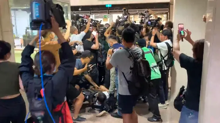 有攝影記者跌倒。丁牧群攝