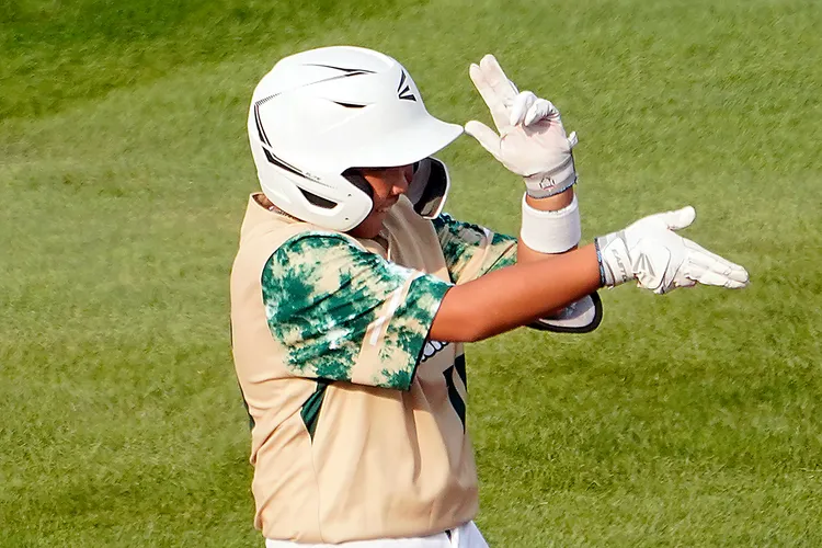 許邵傑一局下擊出安打，上壘後興奮慶祝。美聯社