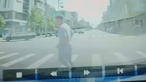 行人「疾步闖紅燈」險釀車禍　就是無敵！轉頭怒譙女駕駛5字經