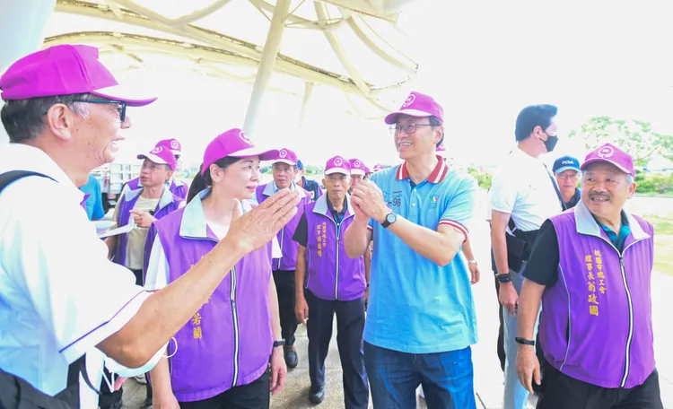 張善政到場感謝勞工朋友利用假日淨灘。桃園市府提供