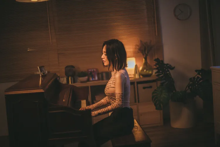 閻奕格MV拍到淚腺失守。華研國際提供