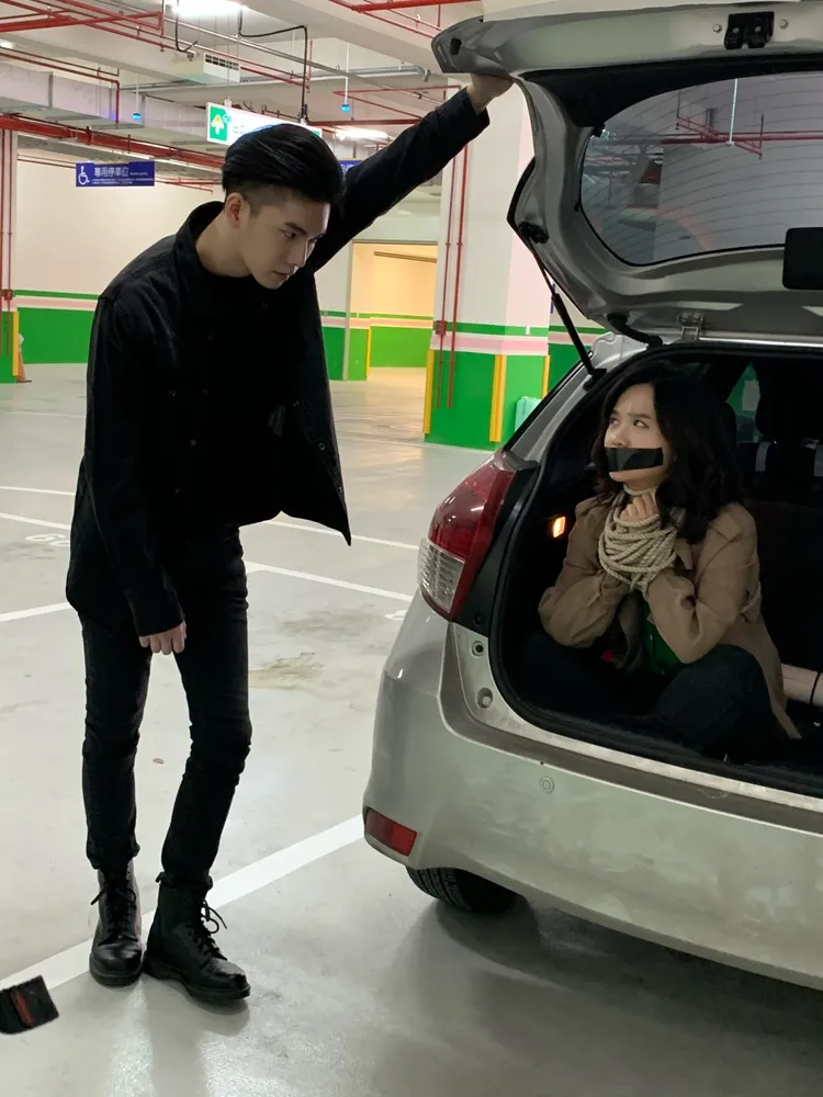 楊宇騰（左）客串《地獄里長》綁架嚴正嵐。泓康天下提供