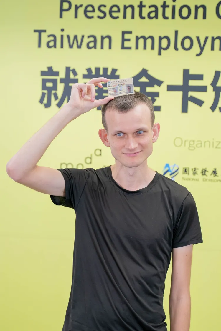 乙太坊創辦人布特林取得台灣就業金卡。取自數位部臉書