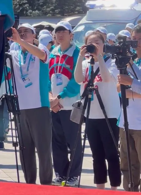 林俊傑（中）頂著大太陽出席捐贈大會。翻攝微博