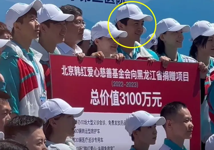 陳曉（黃圈處）也在志工行列。翻攝微博