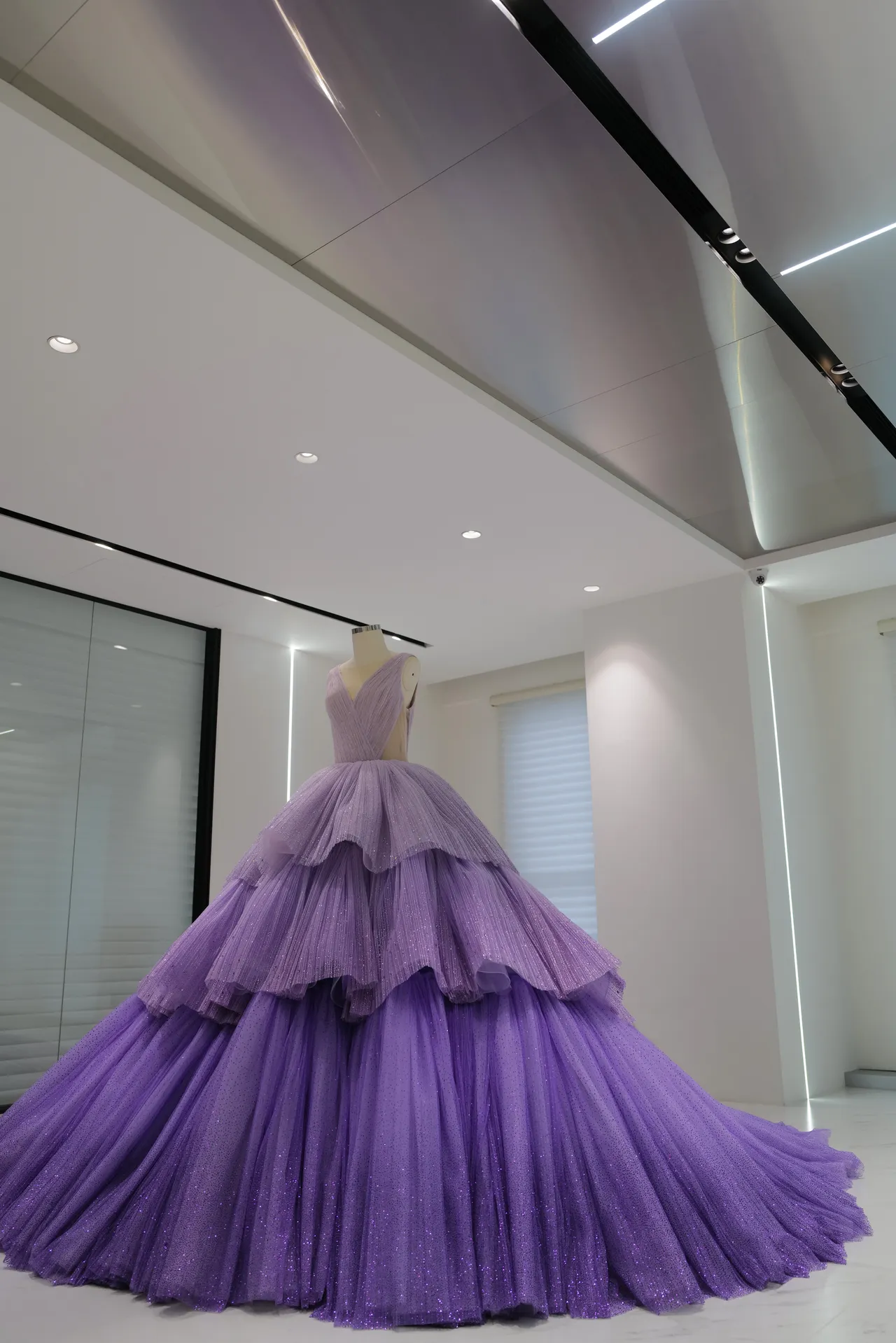 此件紫色渐层晚礼服以500码高级进口薄纱堆叠出立体廓形。品牌提供