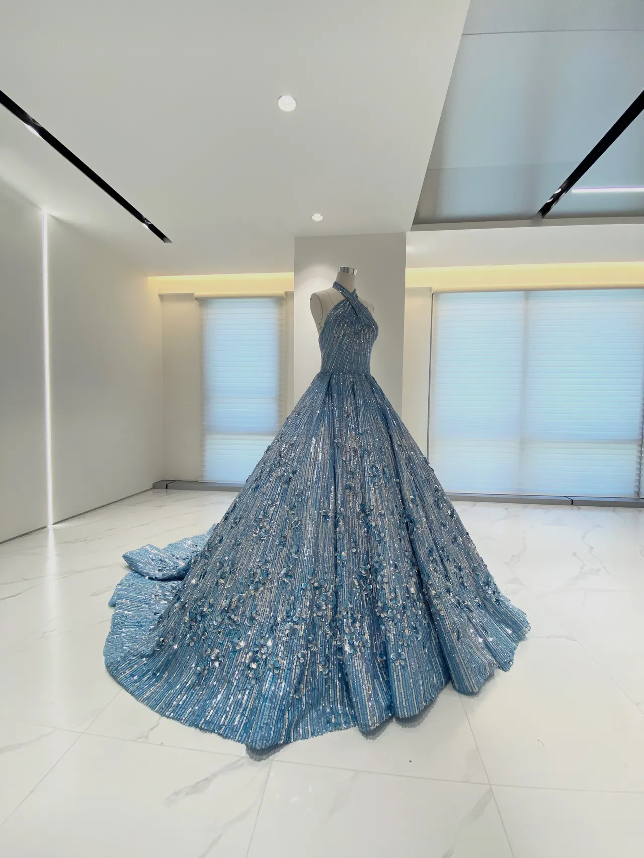在8月洛杉矶站亮相的天蓝色晚礼服，花费了2100小时手工缝制而成。品牌提供