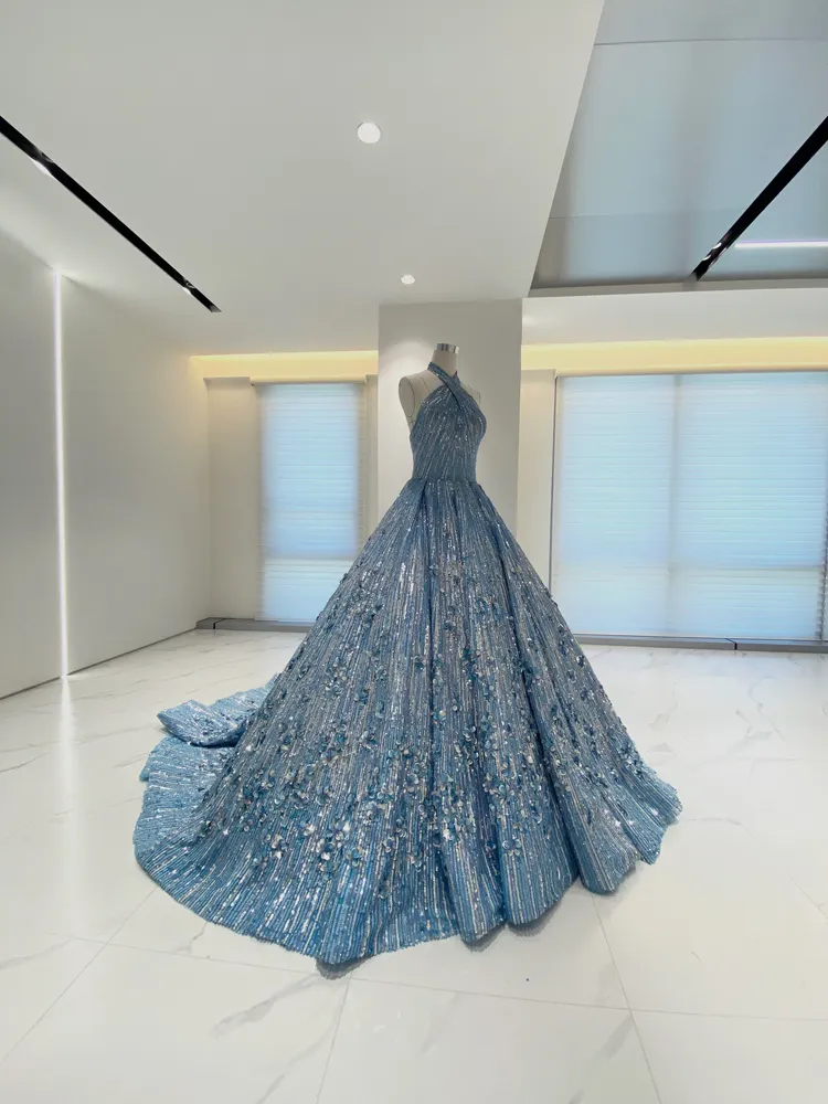 在8月洛杉磯站亮相的天藍色晚禮服，花費了2100小時手工縫製而成。品牌提供