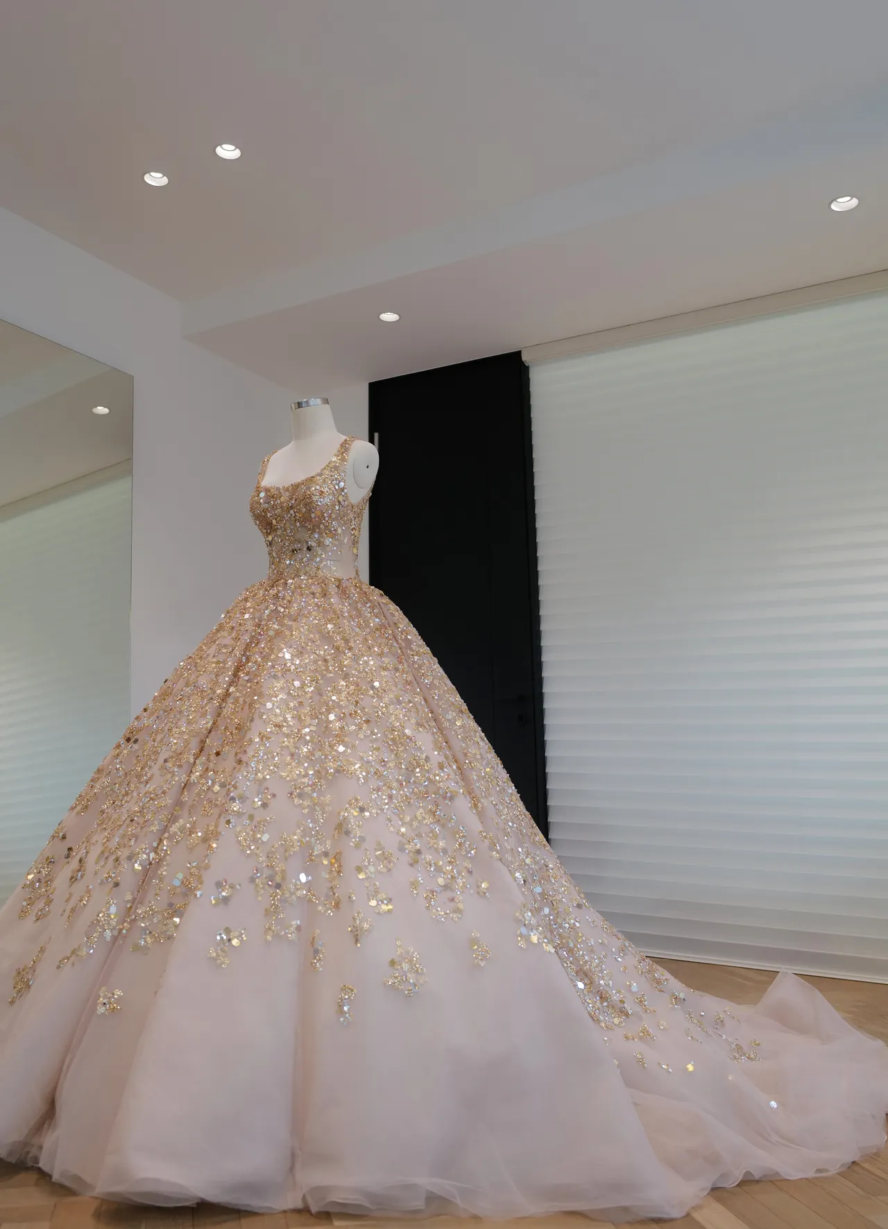 此件礼服花费上千小时手工缝制。品牌提供